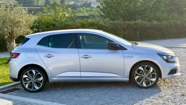 Renault Mégane 2019 - 14999 EUR, 99500 km - AUTO.MOTO.pt - 99500km - foto 8 de 20