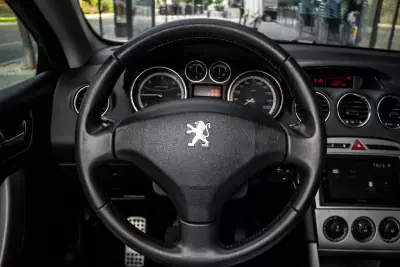 Peugeot 308 CC 2010 - 10450 EUR, 210184 km - AUTO.MOTO.pt - 210184km - foto 12 de 32
