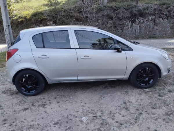 Opel Corsa 2010 - 5000 EUR, 240000 km - AUTO.MOTO.pt - 240000km - foto 8 de 24