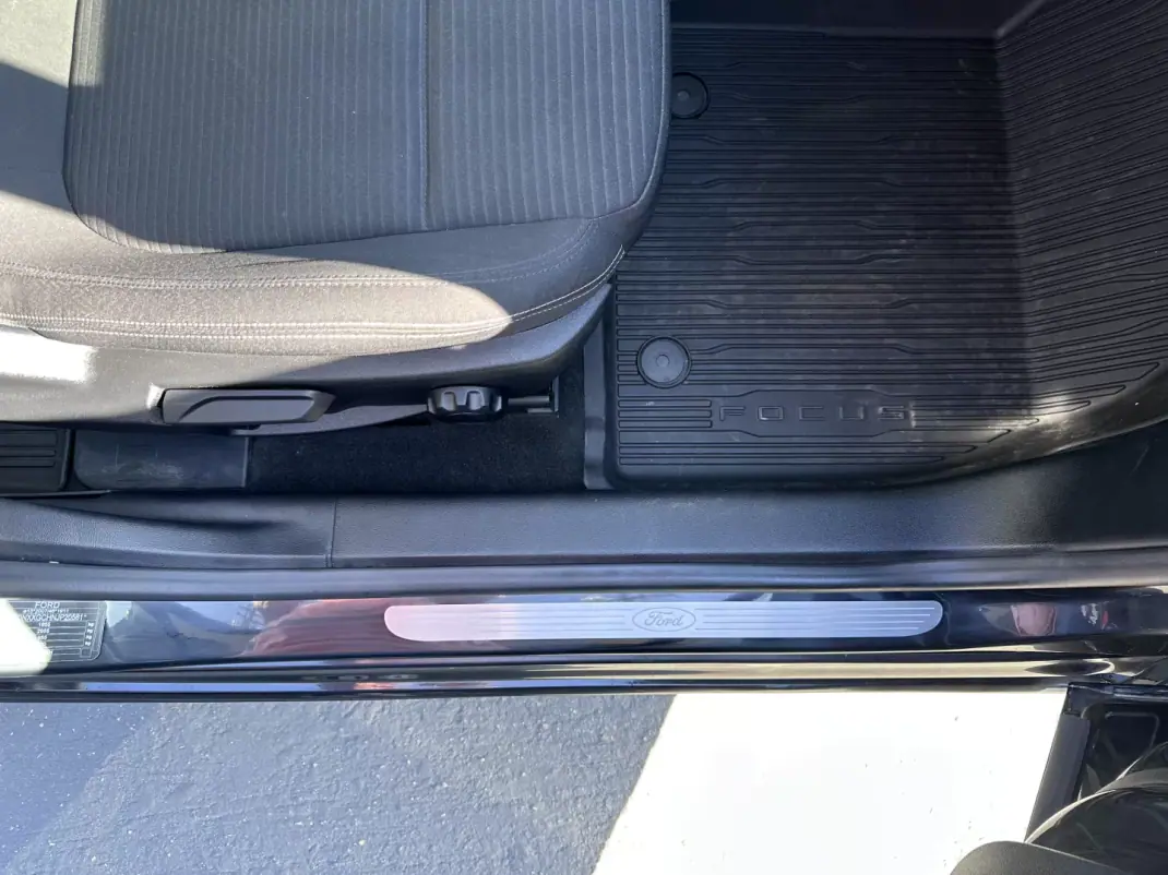 Ford Focus 2018 - 10900 EUR, 100000 km - AUTO.MOTO.pt - 100000km - foto 34 de 35