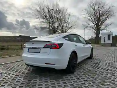 Tesla Model 3 2022 - 33500 EUR, 70000 km - AUTO.MOTO.pt - 70000km - foto 6 de 30