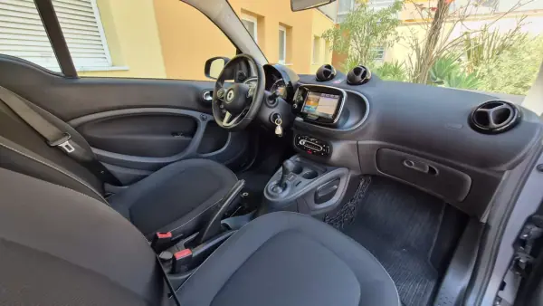 Smart ForTwo Coupé 2016 - 10480 EUR, 115000 km - AUTO.MOTO.pt - 115000km - foto 4 de 11