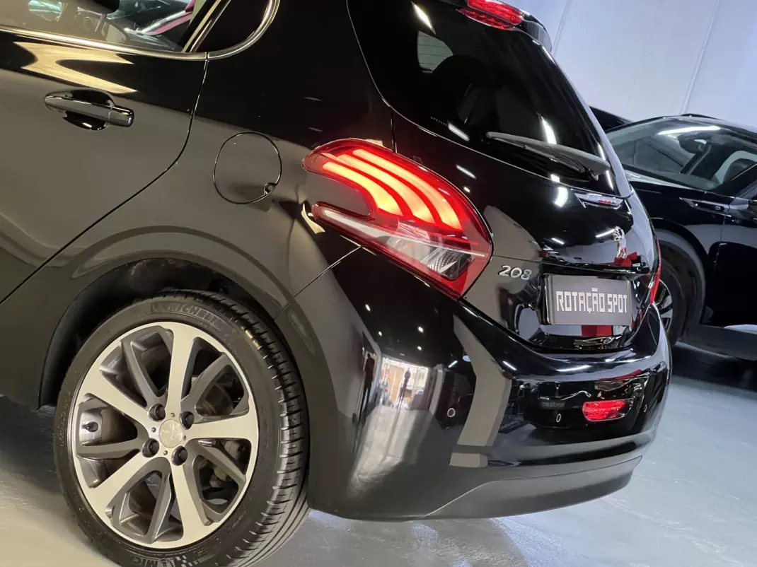 Peugeot 208 2016 - 9990 EUR, 99000 km - AUTO.MOTO.pt - 99000km - foto 27 de 46