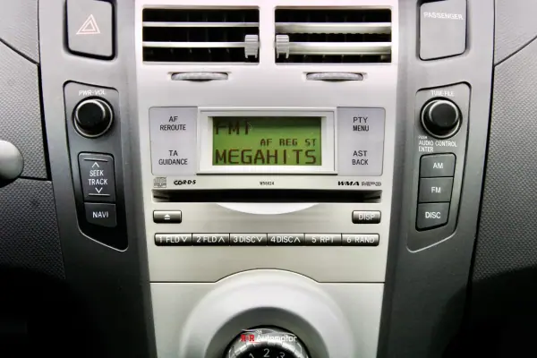 Toyota Yaris 2006 - 6900 EUR, 198000 km - AUTO.MOTO.pt - 198000km - foto 12 de 24