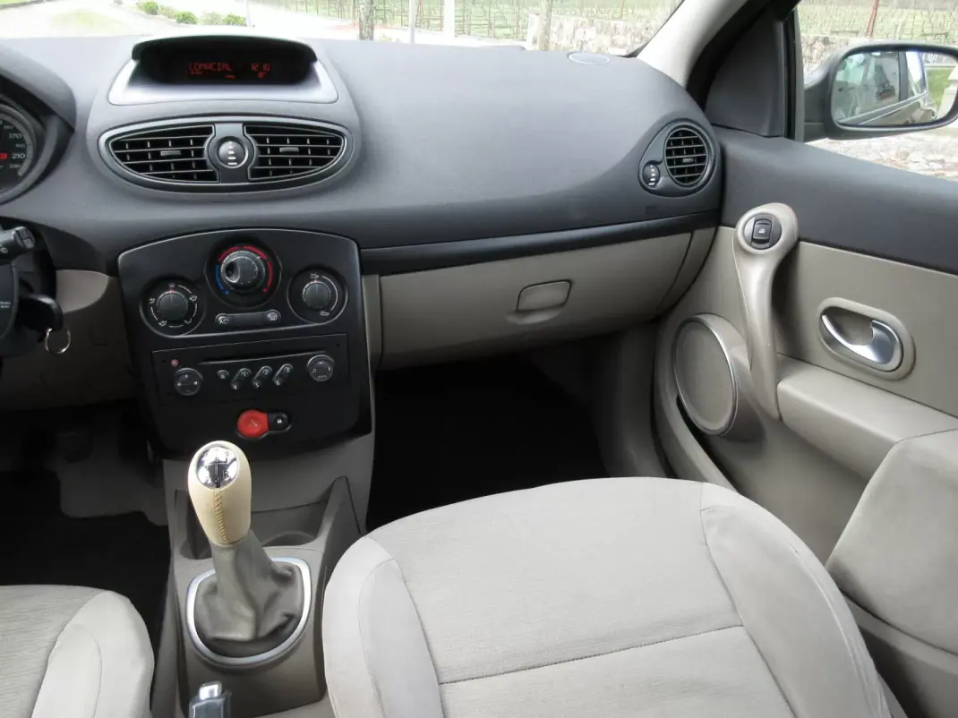 Renault Clio 2006 - 3990 EUR, 249000 km - AUTO.MOTO.pt - 249000km - foto 33 de 38