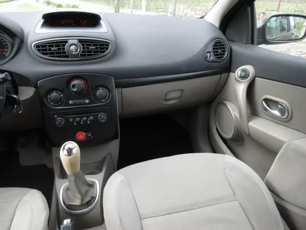 Renault Clio 2006 - 3990 EUR, 249000 km - AUTO.MOTO.pt - 249000km - foto 33 de 38