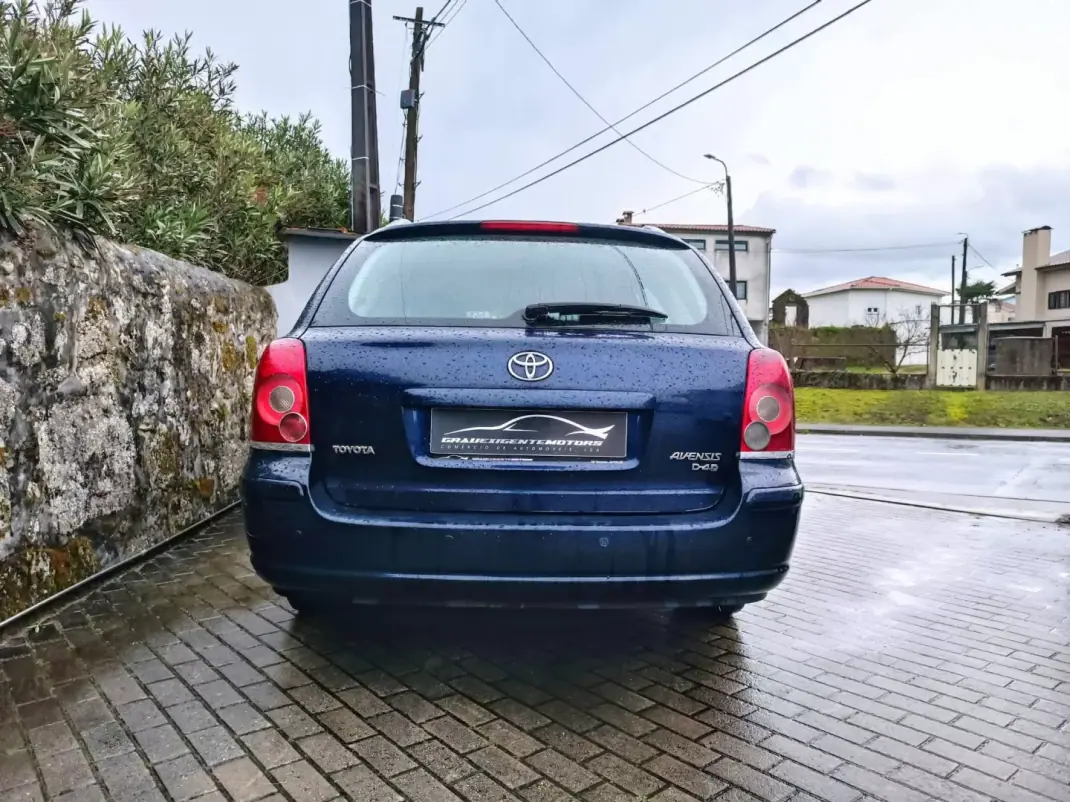 Toyota Avensis 2006 - 4999 EUR, 360000 km - AUTO.MOTO.pt - 360000km - foto 6 de 12