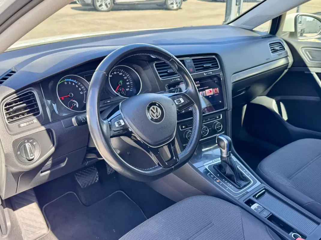 Volkswagen e-Golf 2019 - 16500 EUR, 70000 km - AUTO.MOTO.pt - 70000km - foto 8 de 18