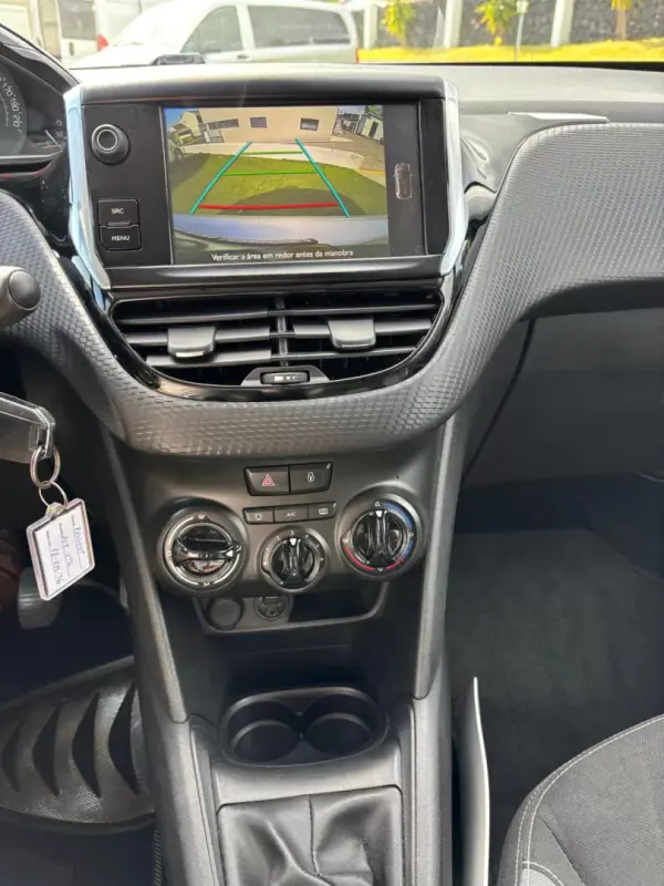 Peugeot 208 2016 - 11490 EUR, 155000 km - AUTO.MOTO.pt - 155000km - foto 10 de 12