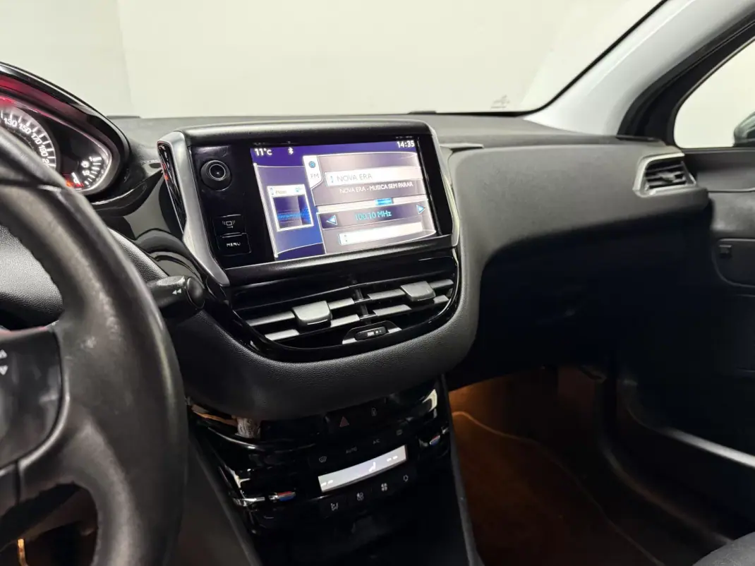 Peugeot 208 2012 - 6500 EUR, 236500 km - AUTO.MOTO.pt - 236500km - foto 19 de 21