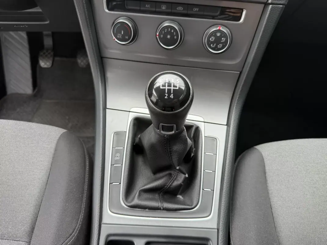 Volkswagen Golf 2015 - 8990 EUR, 290000 km - AUTO.MOTO.pt - 290000km - foto 11 de 17