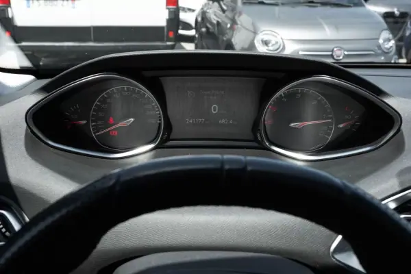 Peugeot 308 2016 - 11250 EUR, 241177 km - AUTO.MOTO.pt - 241177km - foto 18 de 22