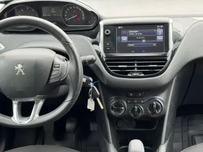 Peugeot 208 2017 - 10900 EUR, 72148 km - AUTO.MOTO.pt - 72148km - foto 15 de 17