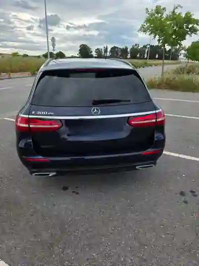 Mercedes-Benz E 300 2020 - 35500 EUR, 151500 km - AUTO.MOTO.pt - 151500km - foto 2 de 11