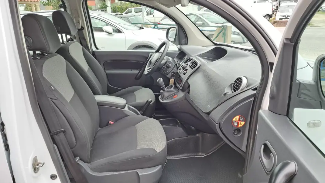 Renault TRAFIC L2H1 125CV 2019 - 19900 EUR, 106110 km - AUTO.MOTO.pt - 106110km - foto 11 de 24