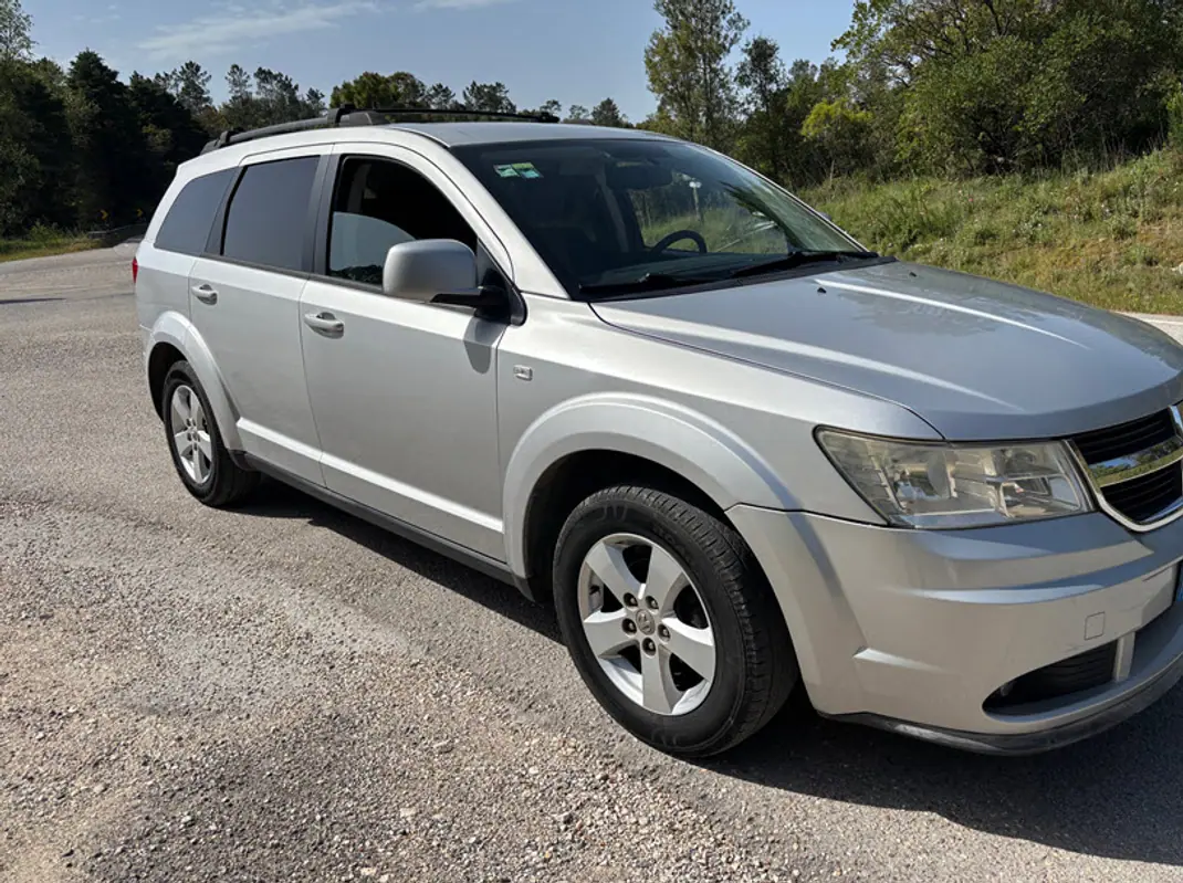 Dodge Journey 2010 - 7500 EUR, 212500 km - AUTO.MOTO.pt - 212500km - foto 8 de 10