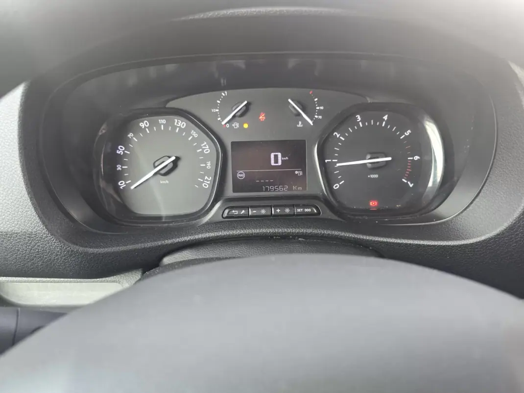 Peugeot 2022 - 17500 EUR, 175000 km - AUTO.MOTO.pt - 175000km - foto 10 de 15