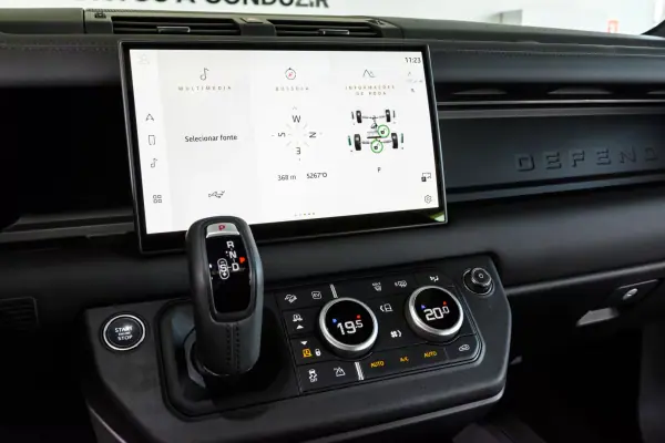Land Rover Defender 2025 - 104900 EUR, 13995 km - AUTO.MOTO.pt - 13995km - foto 32 de 49