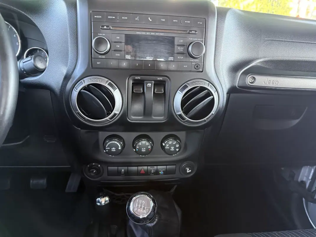 Jeep Avenger 2015 - 38600 EUR, 32000 km - AUTO.MOTO.pt - 32000km - foto 9 de 15