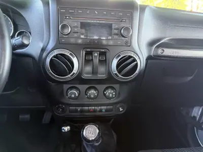 Jeep Avenger 2015 - 38600 EUR, 32000 km - AUTO.MOTO.pt - 32000km - foto 9 de 15