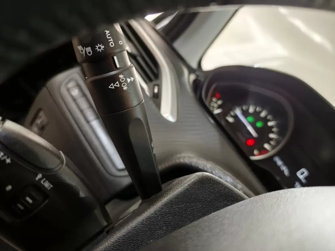 Peugeot 208 2018 - 9850 EUR, 48000 km - AUTO.MOTO.pt - 48000km - foto 15 de 23