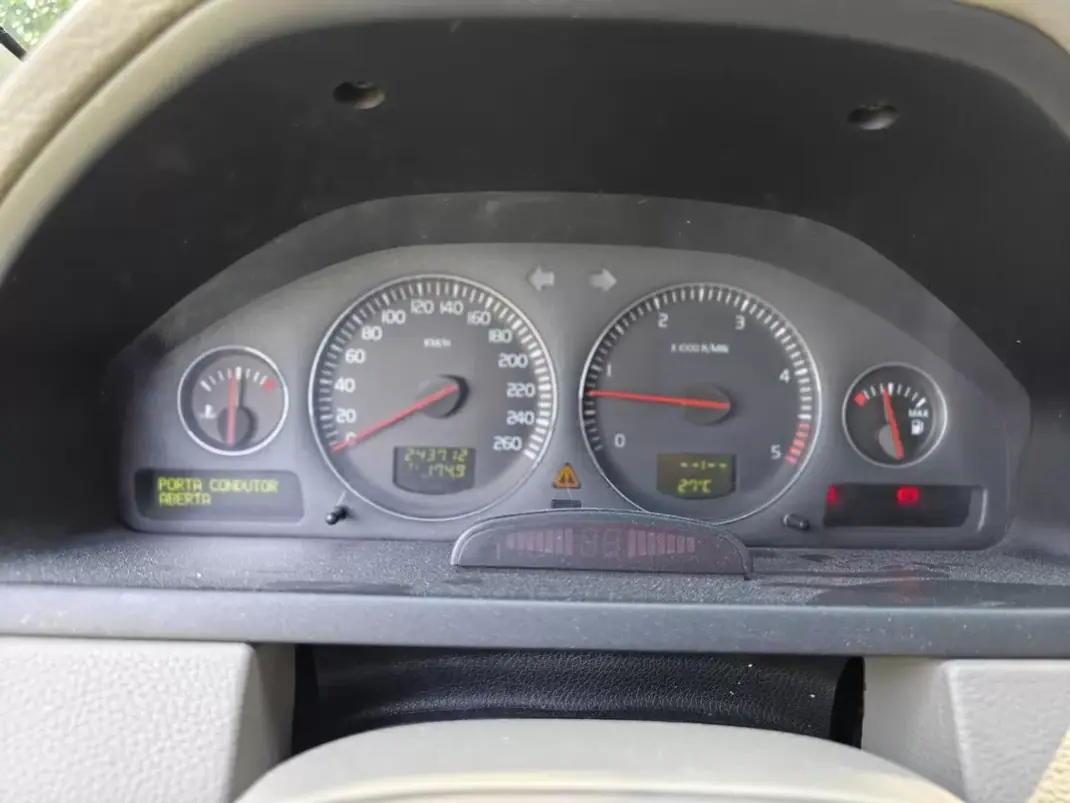 Volvo XC 90 2005 - 8490 EUR, 243750 km - AUTO.MOTO.pt - 243750km - foto 31 de 35
