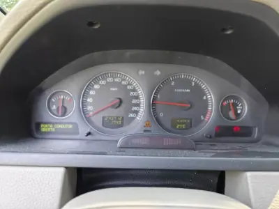 Volvo XC 90 2005 - 8490 EUR, 243750 km - AUTO.MOTO.pt - 243750km - foto 31 de 35