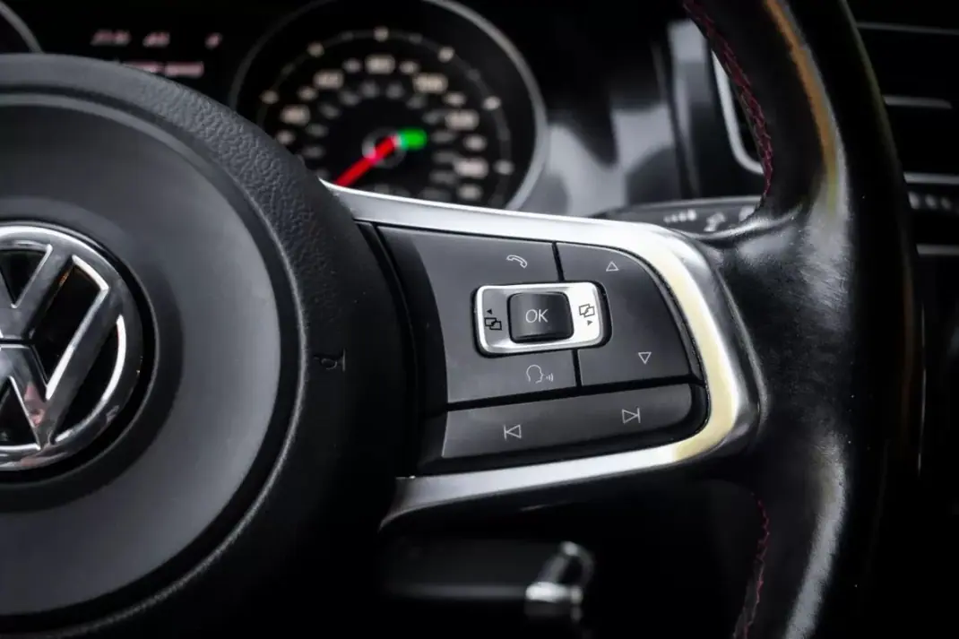 Volkswagen Golf 2015 - 24990 EUR, 83192 km - AUTO.MOTO.pt - 83192km - foto 15 de 45