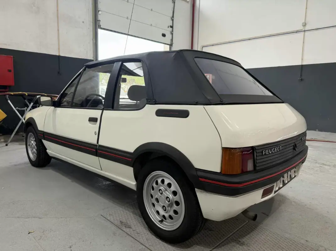 Peugeot 205 Cabrio 1987 - 8980 EUR, 170000 km - AUTO.MOTO.pt - 170000km - foto 6 de 9