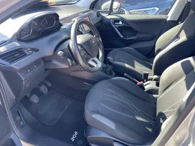 Peugeot 208 2014 - 11950 EUR, 143371 km - AUTO.MOTO.pt - 143371km - foto 8 de 12