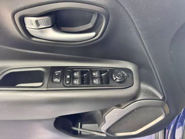 Jeep Renegade 2020 - 17000 EUR, 120000 km - AUTO.MOTO.pt - 120000km - foto 19 de 22