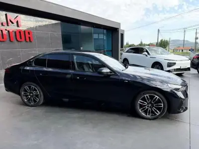 BMW 530e 2024 - 52900 EUR, 500 km - AUTO.MOTO.pt - 500km - foto 9 de 15