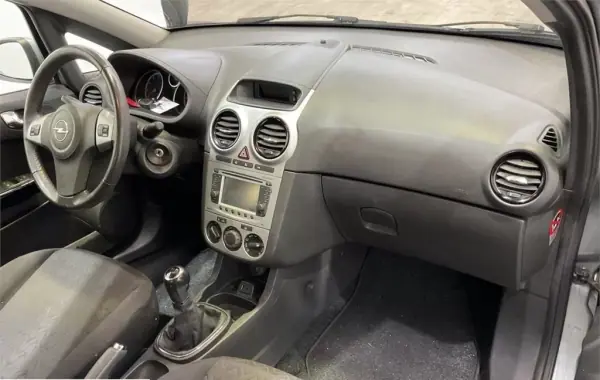 Opel Corsa 2013 - 7990 EUR, 118654 km - AUTO.MOTO.pt - 118654km - foto 8 de 14