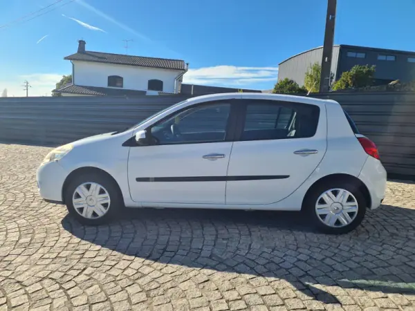 Renault Clio 2011 - 6950 EUR, 249000 km - AUTO.MOTO.pt - 249000km - foto 2 de 10