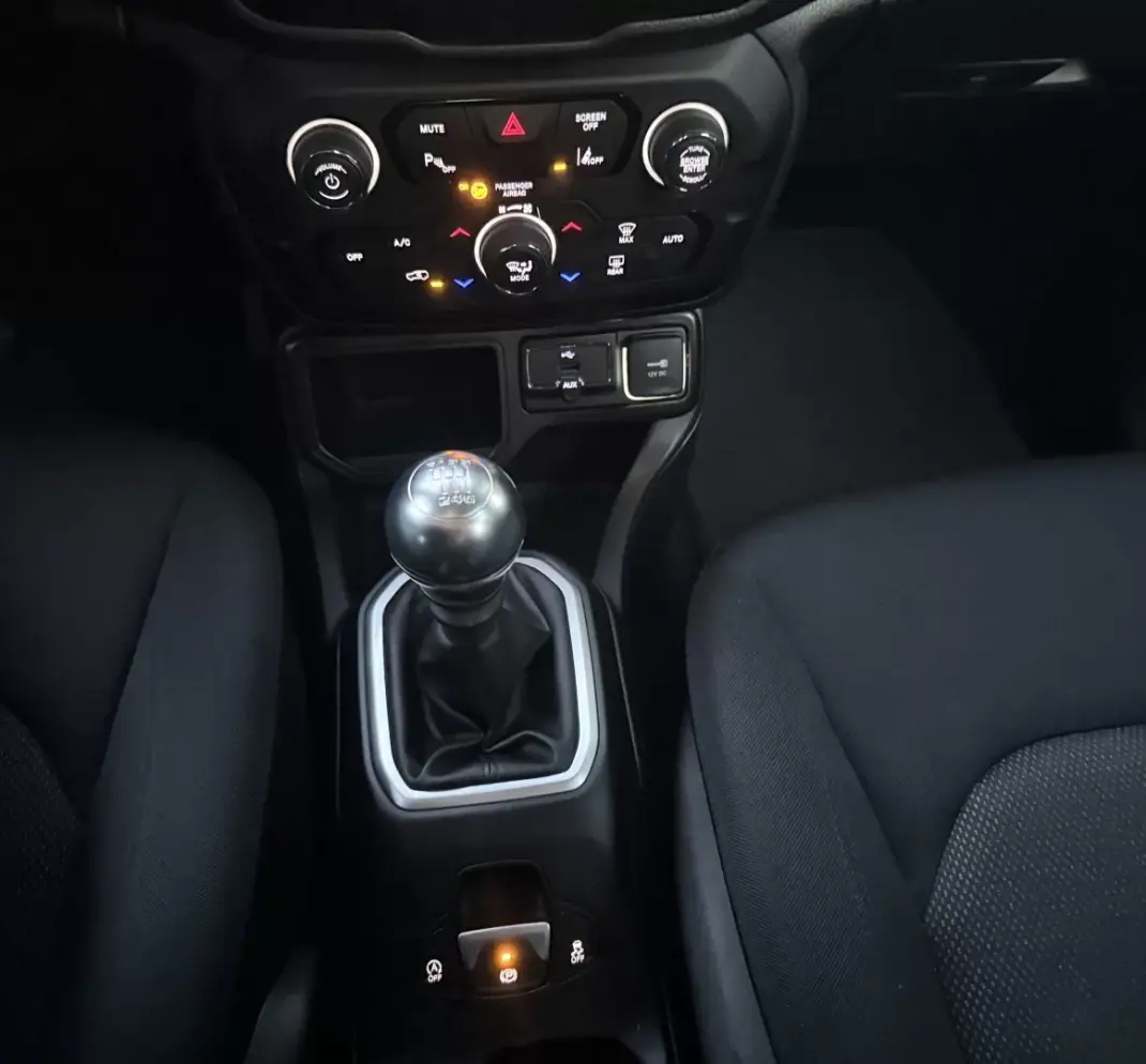 Jeep Renegade 2022 - 20300 EUR, 55484 km - AUTO.MOTO.pt - 55484km - foto 9 de 15