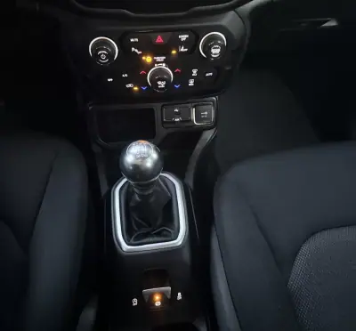 Jeep Renegade 2022 - 20300 EUR, 55484 km - AUTO.MOTO.pt - 55484km - foto 9 de 15