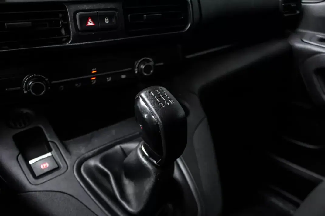 Peugeot Partner BlueHDi 100 L2 Cabine Dupla 2021 - 12990 EUR, 103902 km - AUTO.MOTO.pt - 103902km - foto 18 de 28