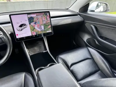 Tesla Model 3 2019 - 15500 EUR, 333000 km - AUTO.MOTO.pt - 333000km - foto 61 de 62