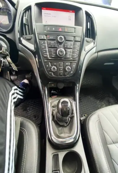 Opel Astra 2015 - 10990 EUR, 191000 km - AUTO.MOTO.pt - 191000km - foto 9 de 10