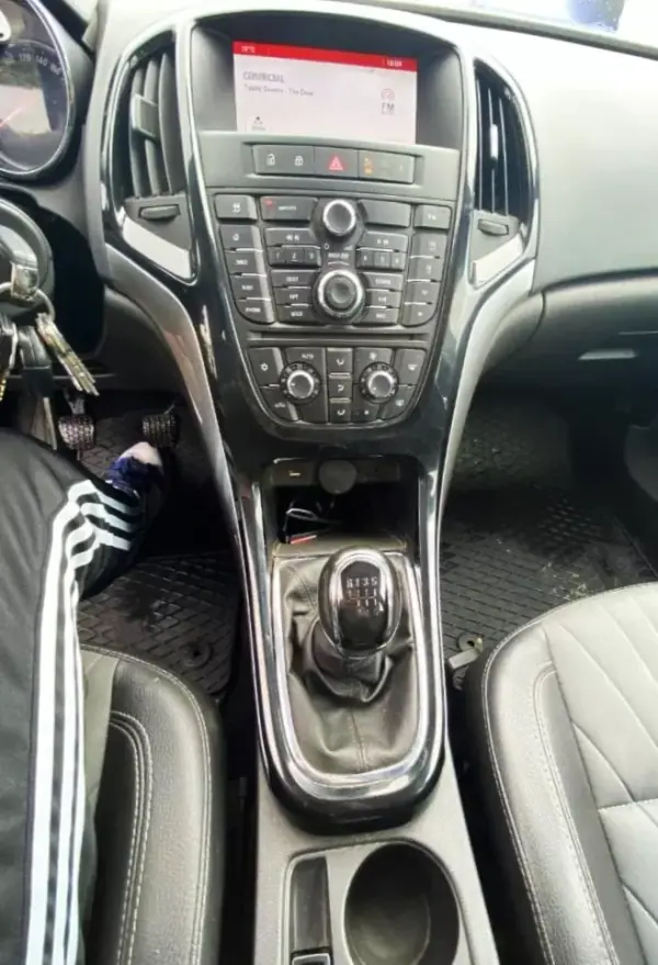 Opel Astra 2015 - 10990 EUR, 191000 km - AUTO.MOTO.pt - 191000km - foto 9 de 10