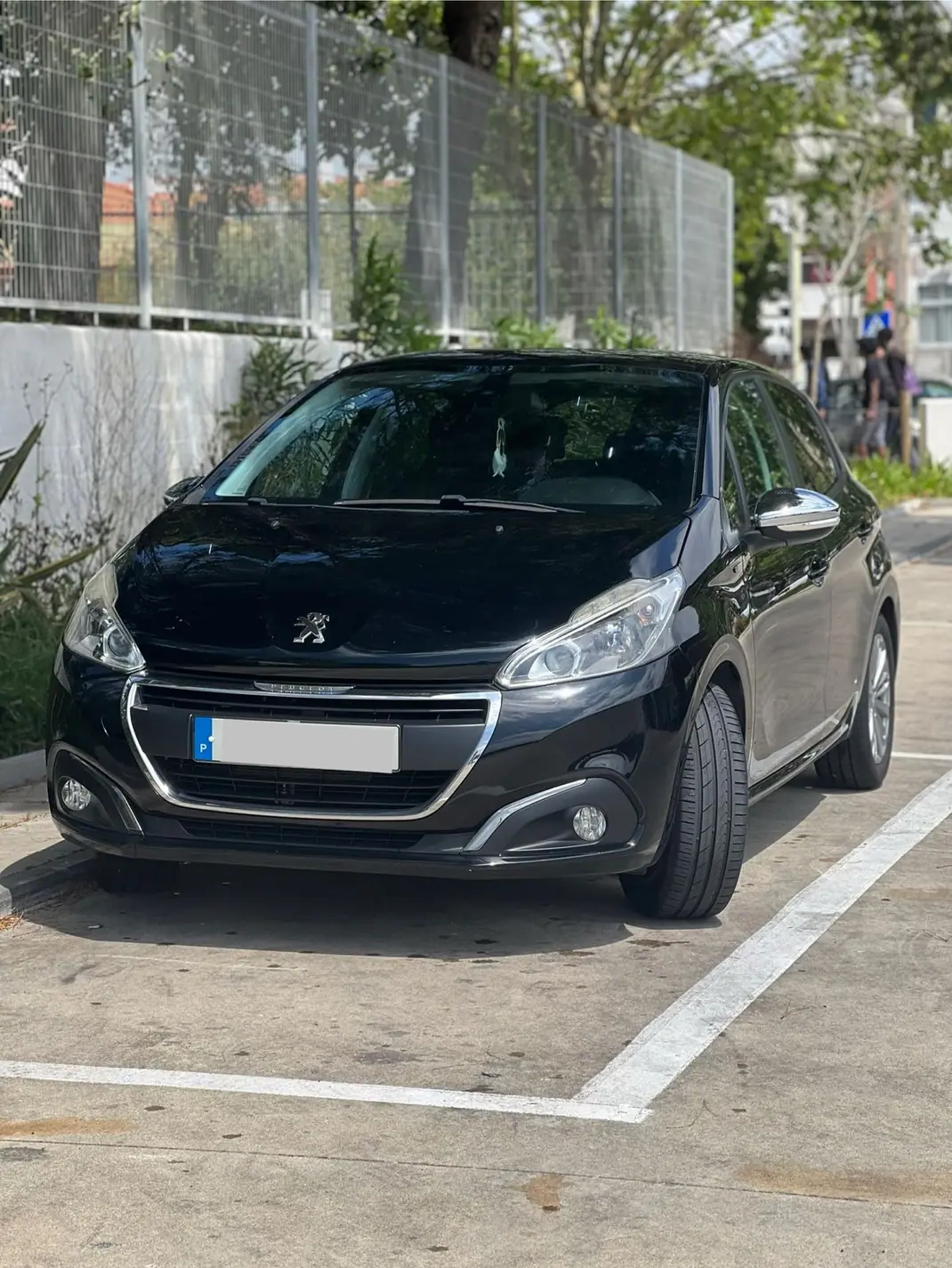 Peugeot 208 2017 - 5500 EUR, 135000 km - AUTO.MOTO.pt - 135000km - foto 1 de 18