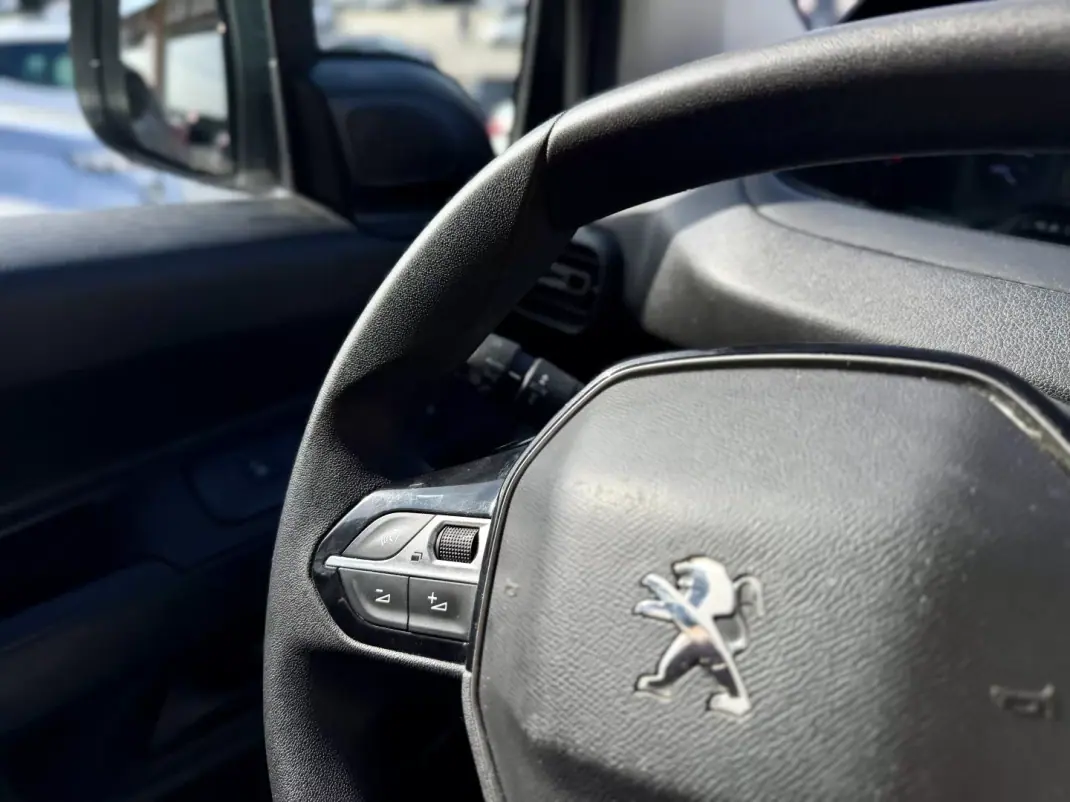 Peugeot Partner 1.5 BlueHdi L1 102Cv | CARPLAY | IVA DEDUTÍVEL 2023 - 14950 EUR, 98000 km - AUTO.MOTO.pt - 98000km - foto 18 de 22