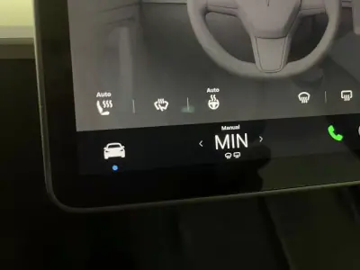 Tesla Model 3 2023 - 29750 EUR, 68000 km - AUTO.MOTO.pt - 68000km - foto 14 de 44