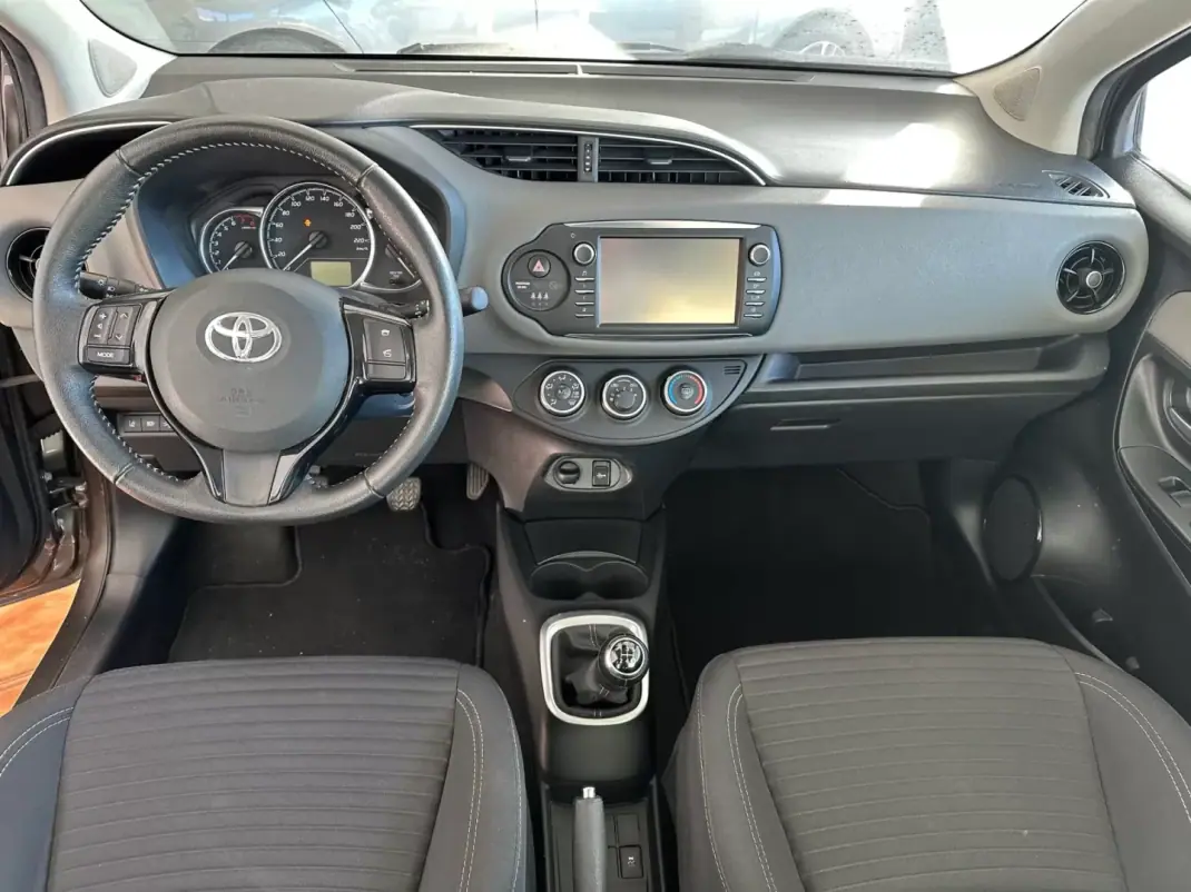 Toyota Yaris 2018 - 14900 EUR, 41312 km - AUTO.MOTO.pt - 41312km - foto 19 de 27