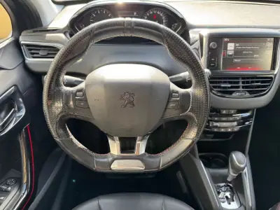 Peugeot 208 2015 - 8900 EUR, 195000 km - AUTO.MOTO.pt - 195000km - foto 28 de 29