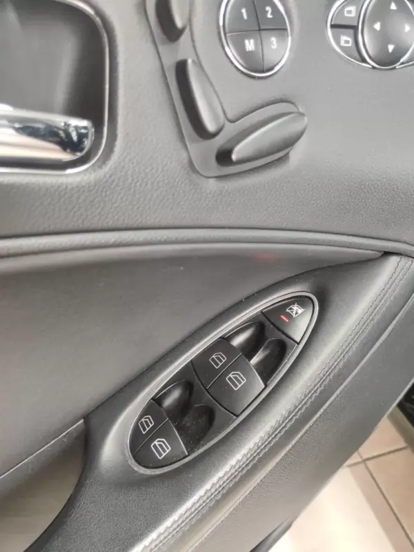 Mercedes-Benz CLS 55 AMG 2005 - 37500 EUR, 135000 km - AUTO.MOTO.pt - 135000km - foto 24 de 42