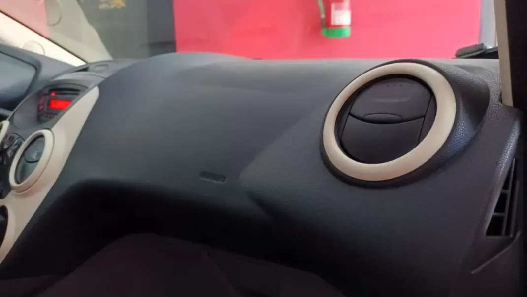 Ford KA 2015 - 7500 EUR, 111953 km - AUTO.MOTO.pt - 111953km - foto 37 de 46