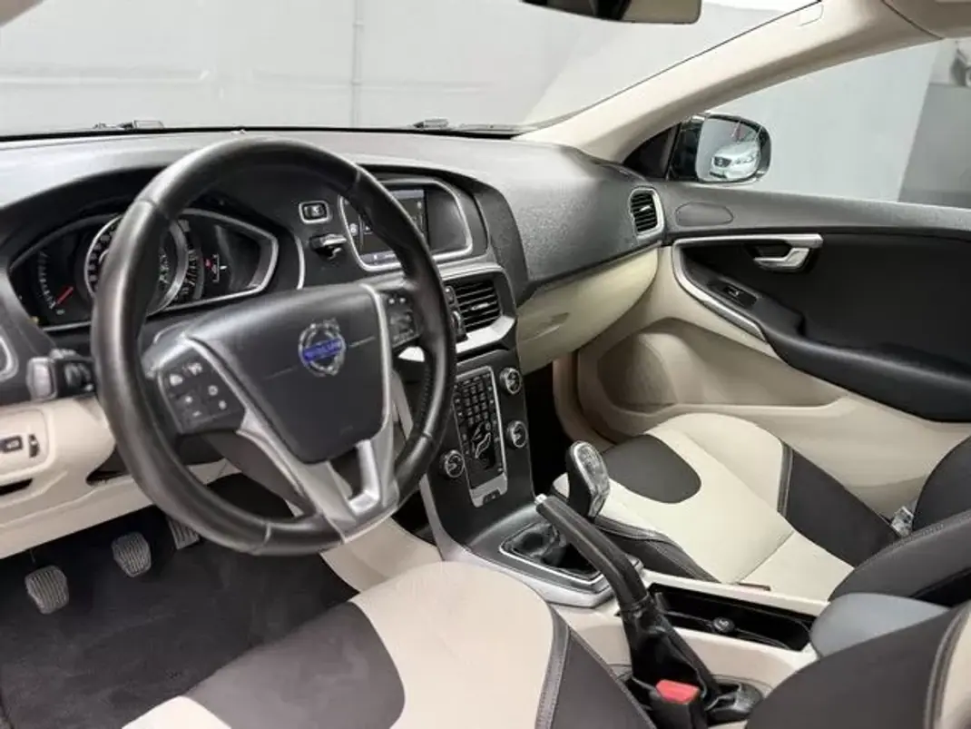 Volvo V40 2014 - 8999 EUR, 260000 km - 260000km - foto 10 de 15