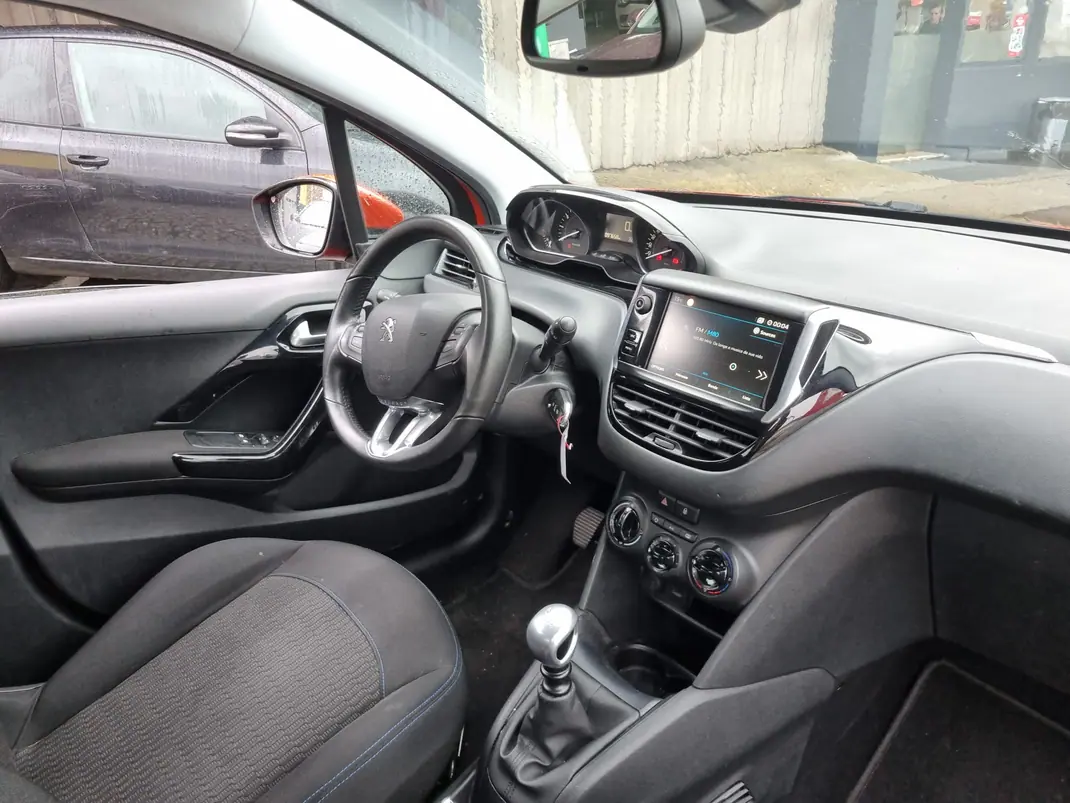 Peugeot 208 2018 - 8000 EUR, 97000 km - AUTO.MOTO.pt - 97000km - foto 12 de 15