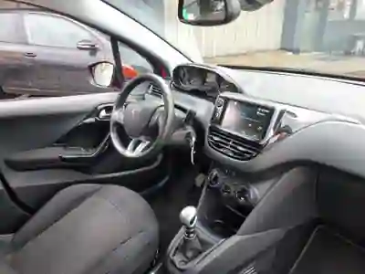 Peugeot 208 2018 - 8000 EUR, 97000 km - AUTO.MOTO.pt - 97000km - foto 12 de 15